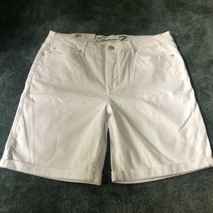 NWT Size Women’s 14. Rolled Cuff Bermuda Shorts